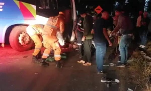 Acidente entre moto e &ocirc;nibus deixa casal gravemente ferido em Ita&uacute;na