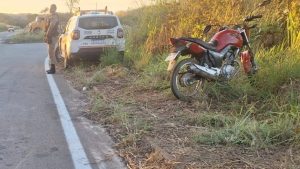 Motociclista &eacute; atropelado e fica ferido em Pitangui; condutor de carro foge sem prestar socorro