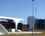 Caminhão tomba e eletricista cai durante manutenção em poste na Cidade Administrativa, em BH