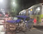 Caminhonete bate em poste e bloqueia faixas na avenida Antônio Carlos