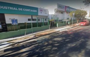 Homem é levado para o hospital após cair de laje de 7 metros na região do Barreiro, em BH