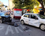 Acidente entre dois carros no Centro de Divinópolis deixa mulher ferida