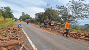 Acidente grave deixa tr&ecirc;s pessoas feridas na MG-050, em Formiga