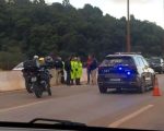 Motociclista bate em carro e morre no Viaduto da Mutuca, na Grande BH