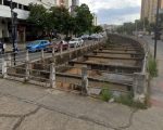 Motociclista bate em mureta, cai em córrego e morre em BH
