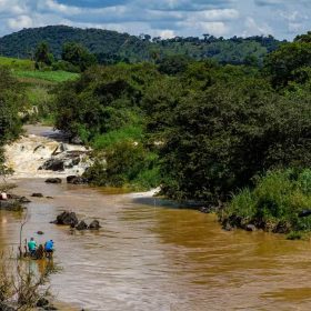 Bombeiros procuram por pescador desaparecido no Rio Par&aacute;, em Nova Serrana