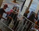 VÍDEO: mulher é puxada pelo pescoço e tem colar roubado enquanto almoçava em restaurante de BH