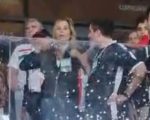 Vídeo: Torcedora do Palestino é flagrada fazendo gestos racistas em camarote do Mineirão