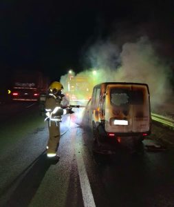 Inc&ecirc;ndio em Fiorino que transportava material gen&eacute;tico su&iacute;no &eacute; contido por Bombeiros de Oliveira