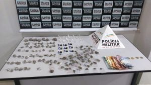 Adolescente &eacute; apreendido com drogas e dinheiro em Nova Serrana