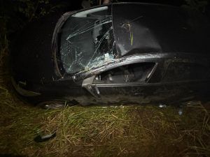 Carro capota e motorista fica ferida na MG-170, em Arcos