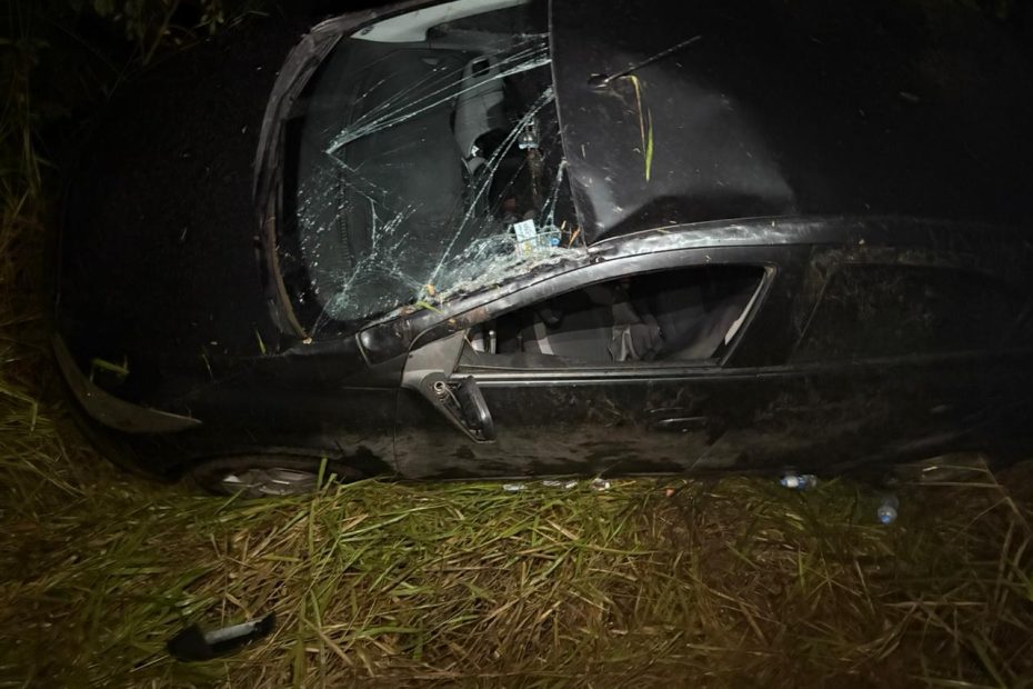 Carro capota e motorista fica ferida na MG-170, em Arcos