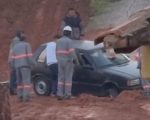 Carro tenta passar por dentro de obra, mas cai em buraco em Divinópolis