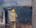 Incêndio atinge casa abandonada em Itaúna