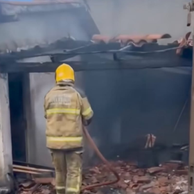 Incêndio atinge casa abandonada em Itaúna