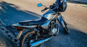 Nova Serrana: Moto com placa adulterada &eacute; apreendida e condutor &eacute; levado &agrave; delegacia