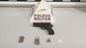 Homem &eacute; preso com drogas e r&eacute;plica de pistola em Nova Serrana