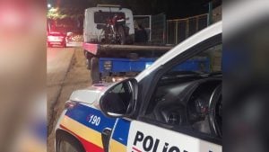 Homem que 'dava grau' na moto tenta fugir da PM, mas &eacute; preso em Cl&aacute;udio