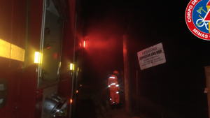 Formiga: Corpo de Bombeiros atende ocorr&ecirc;ncia de inc&ecirc;ndio em lote vago