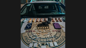 Dupla &eacute; presa ap&oacute;s persegui&ccedil;&atilde;o policial com arma e drogas em Nova Serrana