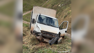 Caminh&atilde;o sai da pista e homem fica ferido na MG-050