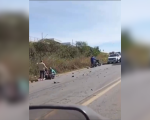 VÍDEO: Mulher fica ferida em acidente entre moto e carro na BR-494, em Divinópolis