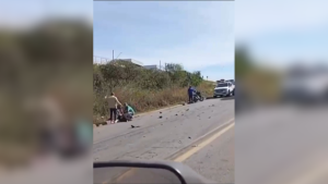 V&Iacute;DEO: Mulher fica ferida em acidente entre moto e carro na BR-494, em Divin&oacute;polis