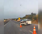 Carro capota após colisão com caminhão na MG-050 em Divinópolis