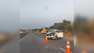 Carro capota ap&oacute;s colis&atilde;o com caminh&atilde;o na MG-050 em Divin&oacute;polis