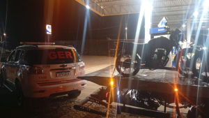 Nova Serrana: Homem chega de moto a posto de combust&iacute;veis para vender arma e acaba preso