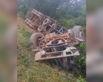 Acidente entre carretas deixa motorista gravemente ferido na BR-354, em Formiga