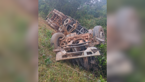 Acidente entre carretas deixa motorista gravemente ferido na BR-354, em Formiga