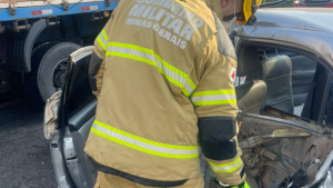 Oliveira: Carro roda na pista, colide com mureta e deixa um ferido