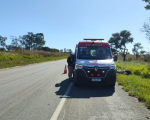 Homem morre em acidente entre carro e moto na BR-494, em Divinópolis