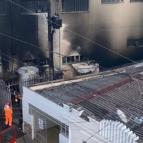 Inc&ecirc;ndio atinge supermercado em Santo Ant&ocirc;nio do Monte