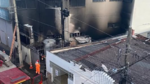Inc&ecirc;ndio atinge supermercado em Santo Ant&ocirc;nio do Monte
