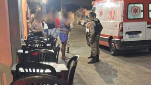 Mulher &eacute; baleada a tiros em frente a estabelecimento comercial, em Nova Serrana
