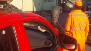 Desabamento de cobertura met&aacute;lica interdita rua e danifica rede el&eacute;trica em Ita&uacute;na