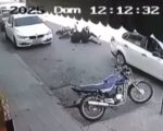 VÍDEO: Câmera registra acidente entre carro e moto, em Divinópolis