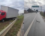 Divinópolis: Caminhão derrapa em pista molhada e bate em canteiro na MG-050