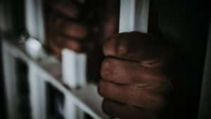 Ladr&atilde;o cobre cabe&ccedil;a de funcion&aacute;ria com cobertor e faz amea&ccedil;a durante roubo em Lanchonete