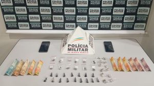 Opera&ccedil;&atilde;o da PM resulta em apreens&atilde;o de drogas e pris&atilde;o de dois homens em Nova Serrana
