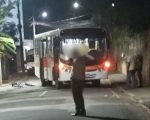 Adolescente fica ferido após acidente entre bicicleta e ônibus em Itaúna
