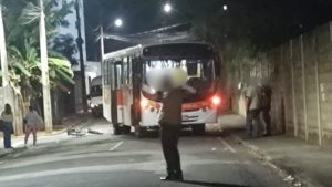 Adolescente fica ferido ap&oacute;s acidente entre bicicleta e &ocirc;nibus em Ita&uacute;na