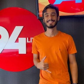 Palco Autoral 94LIVE: Conhe&ccedil;a o som de Vitor de Freitas