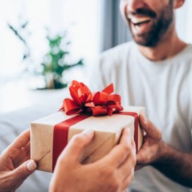 Procon orienta consumidores para compras conscientes no Dia dos Namorados