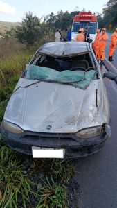 Formiga: Carro capota na BR-354 e deixa um ferido