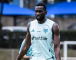 Atacante do Cruzeiro, Bolasie, comemora retorno de Richarlison à seleção brasileira