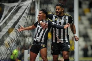 Atl&eacute;tico garante vit&oacute;ria no final e chega a s&eacute;timo no Brasileir&atilde;o