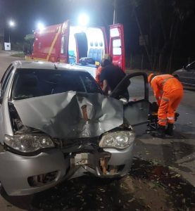 Mulher fica ferida ap&oacute;s colidir carro com &aacute;rvore em Ita&uacute;na